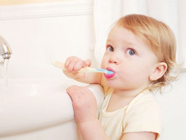Quan niệm sai lầm khi không cho trẻ đánh răng sớm